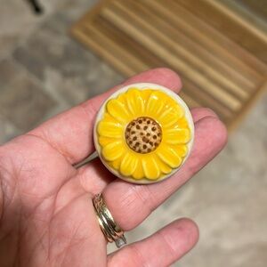 Porcelain sunflower knobs nwt